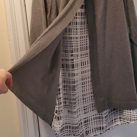 89th & Madison sweater with open back detail - Picture 6 of 12